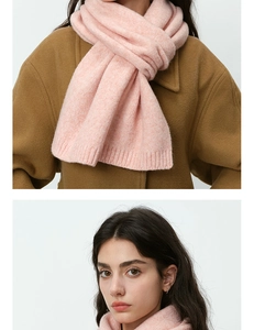 Detalle y vista de estilo de vida de una bufanda de lana rosa suave para el invierno