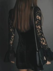 Elegantes schwarzes Langarmkleid mit Mesh-Spitze und Samt-Textur in der Rückansicht gezeigt