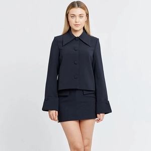 Detailansicht des marineblauen Sets aus Blazer und Minirock mit Knöpfen und Taschen