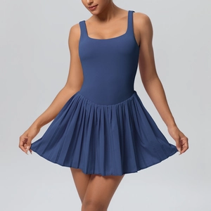 Détail de la robe de yoga à col carré avec ourlet plissé et larges bretelles de soutien