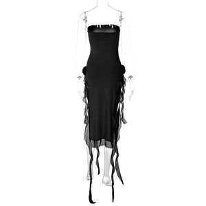 Détail de la robe bustier noire avec bordures à volants asymétriques et finitions frangées