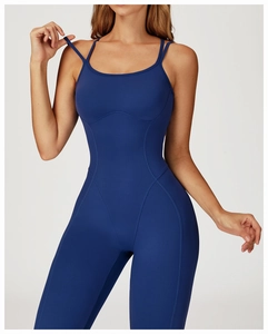 Détails du body de yoga bleu foncé montrant le tissu mat élastique et les coutures de forme