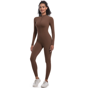 Détail du zip frontal sur le body de yoga marron foncé à manches longues et coupe ajustée