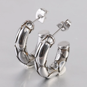5mm 18K gold stainless steel C-shape hoop earrings with embossed snake texture