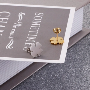 Boucles d'oreilles trèfle minimalistes en finition or et argent sur cartes d'art