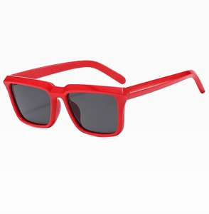 Détails de lunettes de soleil carrées rouges avec branches larges et verres sombres