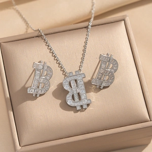 Luxuriöses Schmuckset mit silbernem B-Anhänger und Ohrringen in einer goldenen Geschenkbox
