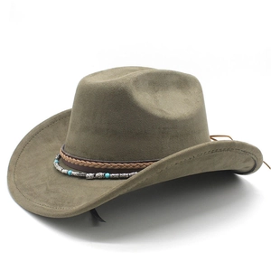 Détail d'un chapeau de cowboy en daim vert olive avec bande en cuir et perles turquoise