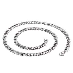 Collier chaîne cubaine en argent poli avec fermoir mousqueton sur un fond blanc neutre