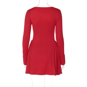 Vue arrière d'une mini robe rouge à manches longues avec taille ajustée et jupe évasée