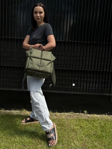 Détail d'un sac à dos matelassé vert foncé en nylon imperméable et ultra léger