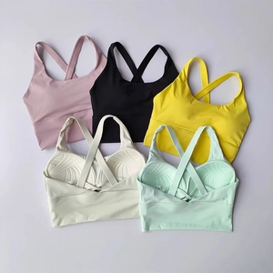 Détail du soutien-gorge de sport à dos croisé avec coussinets de massage intégrés