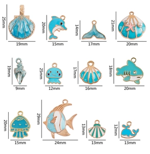 Flache Ansicht von 11 blauen Meeres-Anhängern wie Delfin und Hai für DIY-Schmuckbau