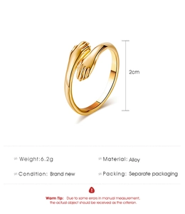 Detailansicht der goldene Umarmung-Ring mit 2cm Durchmesser und Legierung Textur Details