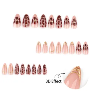 Unghie finte a mandorla corte con motivi floreali 3D dorati e stampa leopardata