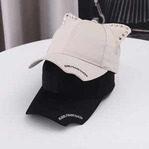 Gorra de béisbol con orejas de gato y remaches plateados en algodón negro y blanco