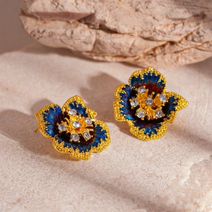Boucles d'oreilles fleurs rétro en or avec émail bleu et rouge et strass brillants