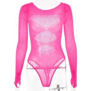 Vue détaillée du body en maille rose vif avec strass brillants et poignets à passe-pouce