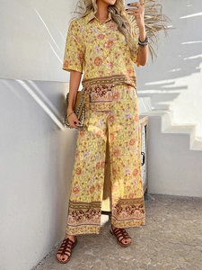 Détail de l'imprimé floral jaune sur l'ensemble bohème chemise à manches courtes et pantalon