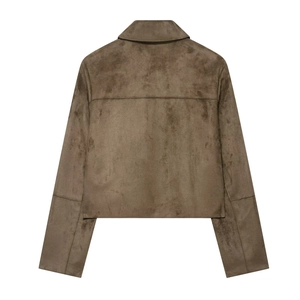Detailansicht der Rückseite einer braunen Kunstlederjacke mit matter Textur und klaren Nähten