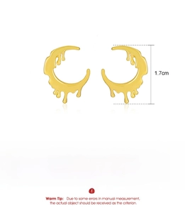 Macro shot of gold-plated fluid crescent moon earrings with 1.7cm height measurement
