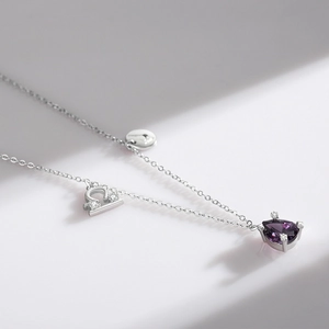 Elegante S925 Sterlingsilber Waage Halskette mit birnenförmigem lila Edelstein und Diamant