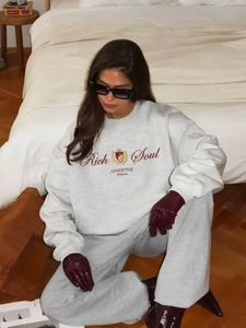 Λεπτομέρεια γκρι oversized φούτερ με κέντημα Rich Soul και σχέδιο με κορώνα