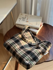 Vue détaillée du sac d'épaule en laine à carreaux avec étiquette simple wish