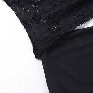 Vue détaillée du tissu en dentelle noire et des coutures sur une robe de soirée