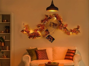 Decoración de sala acogedora con guirnaldas de luces LED de hojas de arce de otoño