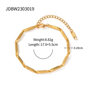 Detailed view of golden rectangle link chain with dimensions 17.0+5.5cm and 8.82g weight