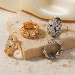 Fashionable two-tone hoop earrings with geometric patterns and zircon on natural stone