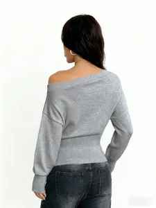 Vue arrière du pull en maille gris à épaule dénudée avec taille côtelée large
