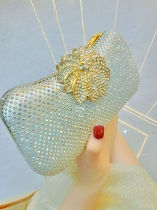 Luxuriöse Abendtasche mit Silber-Strasssteinen und Blumenverschluss für formelle Anlässe