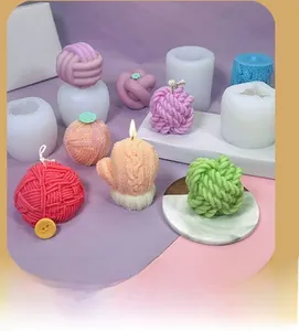 Dettaglio macro degli stampi in silicone a forma di gomitolo 3D per candele fai da te