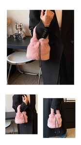 Vues détaillées d'un sac seau en peluche rose avec cordon et fines poignées