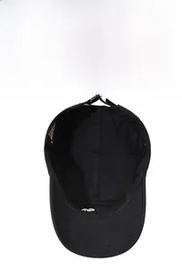 Dettaglio della fodera in rete traspirante e cinturino regolabile del cappello sport