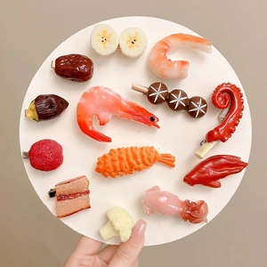 Set di fermagli per capelli a forma di cibo realistico con gamberi e carne su beige