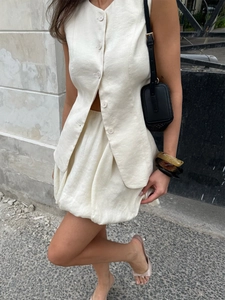 Détail de l'ensemble gilet en lin ivoire et jupe boule montrant la texture du tissu