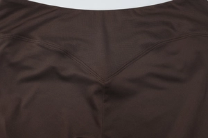 Détail de couture en V sur la taille en tricot extensible marron foncé du pantalon de yoga