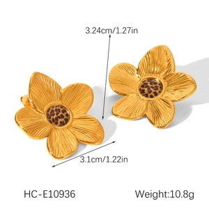 Dettaglio degli orecchini a fiore in acciaio inossidabile 18K con stampa leopardata