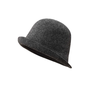 Dettaglio cappello cloche in lana grigia con trama spessa e tesa arrotolata vintage