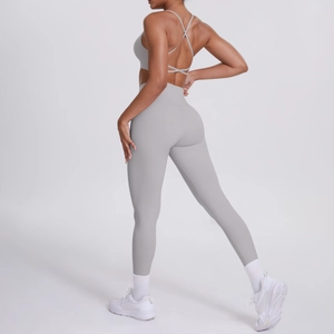 Ensemble de yoga gris clair avec brassière à dos croisé et legging taille haute