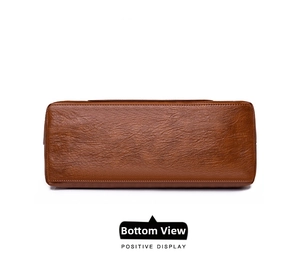 Vue détaillée du large fond rectangulaire d'un sac cabas en cuir marron délavé