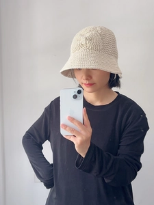 Gros plan détaillé d'un chapeau cloche en crochet fait main crème avec motifs en tricot