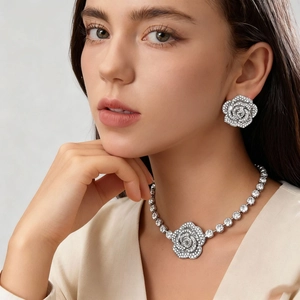 Ensemble élégant de collier et boucles d'oreilles fleur argentée avec pavé de zircone