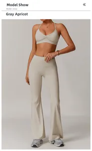 Détail de l'ensemble de yoga amande grise avec soutien-gorge fin et pantalon évasé