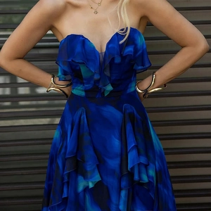 Detail eines blau gestuften Rüschen-Strandkleides aus leichtem Chiffon-Stoff