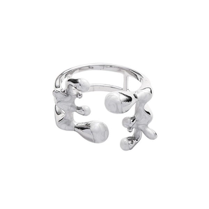 Detail eines silbernen Lava-Rings mit unregelmäßiger Tropfstruktur und offener Ringschiene