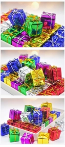 Gros plan de mini boîtes de cadeaux de Noël métalliques colorées avec rubans brillants